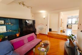 Rovinj, pola kuće - 200 m2 + 4 parkirna mjesta, Rovinj, Appartment