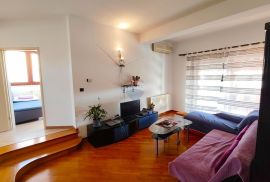 Rovinj, pola kuće - 200 m2 + 4 parkirna mjesta, Rovinj, Wohnung