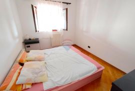 Rovinj, pola kuće - 200 m2 + 4 parkirna mjesta, Rovinj, Wohnung