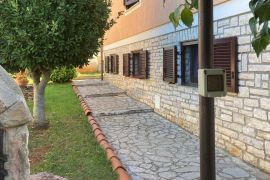 Novigrad,  apartmanska kuća s pogledom na more, Novigrad, Famiglia