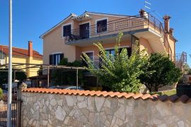 Novigrad,  apartmanska kuća s pogledom na more, Novigrad, Famiglia