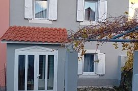 Otok Krk,Omišalj, autohtona kuća 90 m2, kompletno renovirana, Omišalj, House