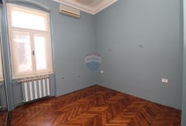 PULA, CENTAR, stan i poslovni prostor na traženoj lokaciji, Pula, Appartement