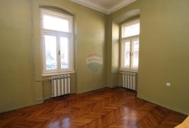 PULA, CENTAR, stan i poslovni prostor na traženoj lokaciji, Pula, Apartamento