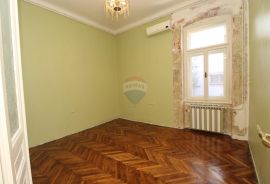 PULA, CENTAR, stan i poslovni prostor na traženoj lokaciji, Pula, Appartment