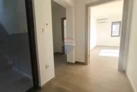 POMER, komforni stan u novogradnji, Medulin, Apartamento