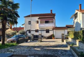 Poreč: Top lokacija, kuća s okućnicom i 3 stana u samom gradu, Poreč, House