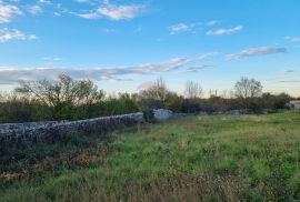 Istra, Kanfanar - 1.625 m2 građevinskog zemljišta i otvorenim pogledom na more, Kanfanar, Terrain