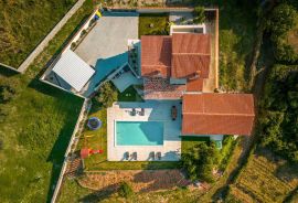 Istra, Kunj - Villa s bazenom i okućnicom od 2208 m2, Raša, Famiglia