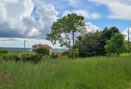 Kaštelir: Lijepo građevinsko zemljište na brijegu s pogledom na more, Kaštelir-Labinci, Terrain