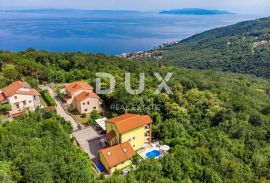 OPATIJA, BREGI - Vila novogradnja u mediteranskom stilu s dvije stambene jedinice, bazenom, gostinjskom kućom, tavernom i dječjim igralištem, Matulji, Ev