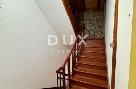 CRIKVENICA, CENTAR - kuća u strogom centru s dva poslovna prostora! PRILIKA!, Crikvenica, House