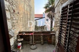 CRIKVENICA, CENTAR - kuća u strogom centru s dva poslovna prostora! PRILIKA!, Crikvenica, Haus