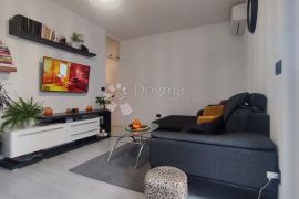 PULA -DVOSOBAN STAN NA TRAŽENOJ LOKACIJI, Pula, Apartamento