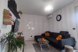 PULA -DVOSOBAN STAN NA TRAŽENOJ LOKACIJI, Pula, Apartamento