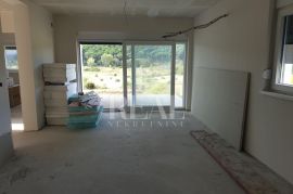 RAB-KAMPOR, NOVOGRADNJA. 2S+DB OD 62 m2, DVA PARKIRNA MJESTA I 30 m2 OKUĆNICE NA KORIŠTENJE, Rab, Apartamento