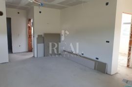 RAB-KAMPOR, NOVOGRADNJA. 2S+DB OD 62 m2, DVA PARKIRNA MJESTA I 30 m2 OKUĆNICE NA KORIŠTENJE, Rab, Διαμέρισμα