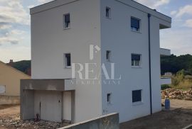 RAB-KAMPOR, NOVOGRADNJA. 2S+DB OD 62 m2, DVA PARKIRNA MJESTA I 30 m2 OKUĆNICE NA KORIŠTENJE, Rab, Διαμέρισμα