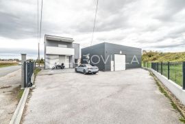 Jakovlje, prekrasna kuća s garažom 110 m2 i skladištem 200 m2 na zemljištu 1600 m2, Commercial property