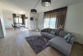 Pula, prekrasan četverosobni stan za dugoročni najam NKP165 m2 prvi red do mora, Pula, Appartment