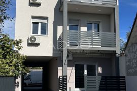 ĐAKOVO!NOVOGRADNJA!STAN U PRIZEMLJU,TROSOBNI STAN PODRUMOM,TERASOM I GARAŽOM U URBANOJ VILI 77M2,PRILIKA!TOP DESTINACIJA!, Đakovo, Appartement