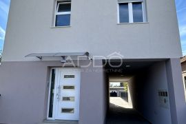 ĐAKOVO!NOVOGRADNJA!STAN U PRIZEMLJU,TROSOBNI STAN PODRUMOM,TERASOM I GARAŽOM U URBANOJ VILI 77M2,PRILIKA!TOP DESTINACIJA!, Đakovo, Apartamento