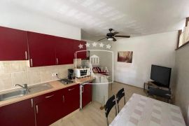 Rovanjska - PRVI RED DO MORA kuća 398m2 s više apartmana! 738000€, Jasenice, Casa