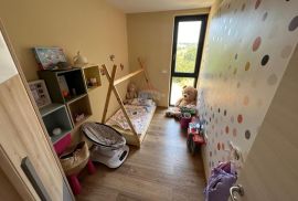 Novigrad, moderan trosoban stan 400 metara od mora, Novigrad, Apartamento