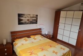 OTOK KRK-PINEZIĆI apartman sa pogledom na more i garažom, Krk, Appartement