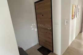 Novi stan s bazenom i dvorištem!, Medulin, Apartamento