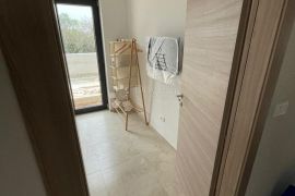 Novi stan s bazenom i dvorištem!, Medulin, Apartamento