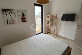 Novi stan s bazenom i dvorištem!, Medulin, Apartamento