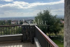 Borčec, obiteljska kuća 327m2,s prekrasnim pogledom i okućnicom 1090m2, Zagreb, Famiglia