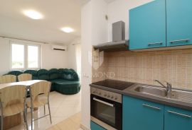 Poreč, okolica, PRILIKA! Dva stana sa vlastitom okućnicom, Poreč, Apartamento