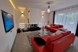 Rovinj, stan s 3 stambene jedinice i predivnim vrtom, Rovinj, Flat