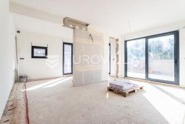 Čiovo, trosoban stan u prizemlju s vrtom i privatnim bazenom NKP 122 m2, Okrug, Apartamento