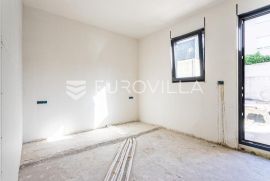 Čiovo, trosoban stan u prizemlju s vrtom i privatnim bazenom NKP 122 m2, Okrug, Kвартира