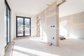 Čiovo, trosoban stan u prizemlju s vrtom i privatnim bazenom NKP 122 m2, Okrug, Appartment