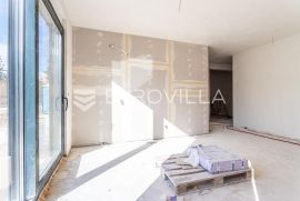 Čiovo, trosoban stan u prizemlju s vrtom i privatnim bazenom NKP 122 m2, Okrug, Appartment