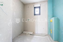 Čiovo, trosoban stan u prizemlju s vrtom i privatnim bazenom NKP 122 m2, Okrug, Wohnung