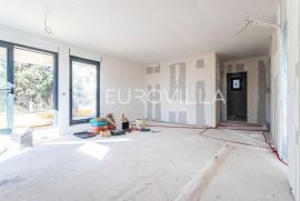 Čiovo, dvosoban stan s terasom + garažno mjesto, Okrug, Appartment