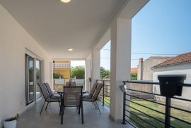 Apartmanska kuća na dobroj lokaciji, Ližnjan, Istra, Ližnjan, Ev