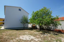 Apartmanska kuća na dobroj lokaciji, Ližnjan, Istra, Ližnjan, Kuća