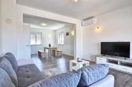 Apartmanska kuća na dobroj lokaciji, Ližnjan, Istra, Ližnjan, Σπίτι