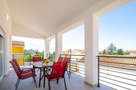 Apartmanska kuća na dobroj lokaciji, Ližnjan, Istra, Ližnjan, بيت