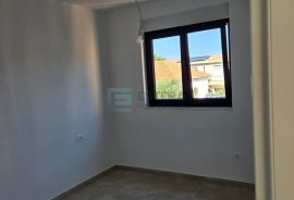 PRODAJA kuća sa bazenom Vir, 450 m od mora, 2 apartmana, garaža, Vir, Famiglia