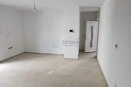 PRODAJA kuća sa bazenom Vir, 450 m od mora, 2 apartmana, garaža, Vir, Casa