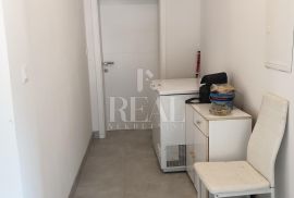 VIŠKOVO-SARŠONI, STAN U VISOKOM POTKROVLJU OD 77.5 m2, 2S+DB S 300 m2 OKUĆNICE, Viškovo, Apartamento