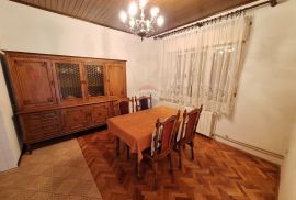 MATULJI - obiteljska kuća s dva stana i garažom, Matulji, House