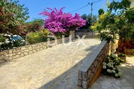 MALI LOŠINJ - Kuća s tri apartmana u mirnom dijelu otoka, Mali Lošinj, House